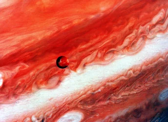 Mosaico de Júpiter e seu interior satelite lo. Fotografia da NASA.